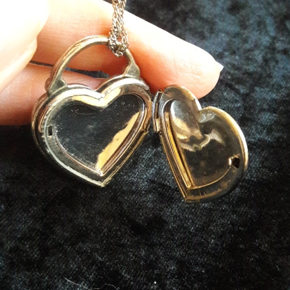 Vintage look detailed heart charm locket - Picture 7 of 8